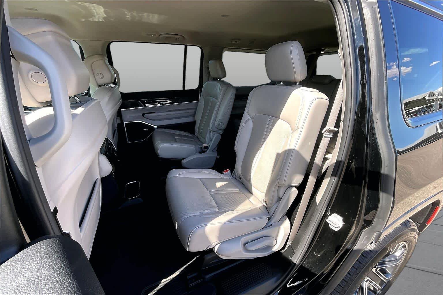 Used 2022 Diamond Black Crystal Pearlcoat Jeep Series III image 20