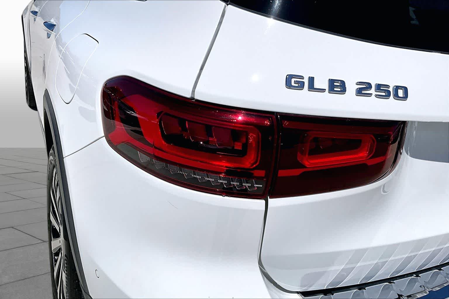 Used 2023 Polar White Mercedes-Benz GLB 250 image 27