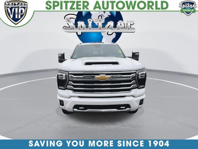 Used 2024 Beige Chevrolet High Country image 3
