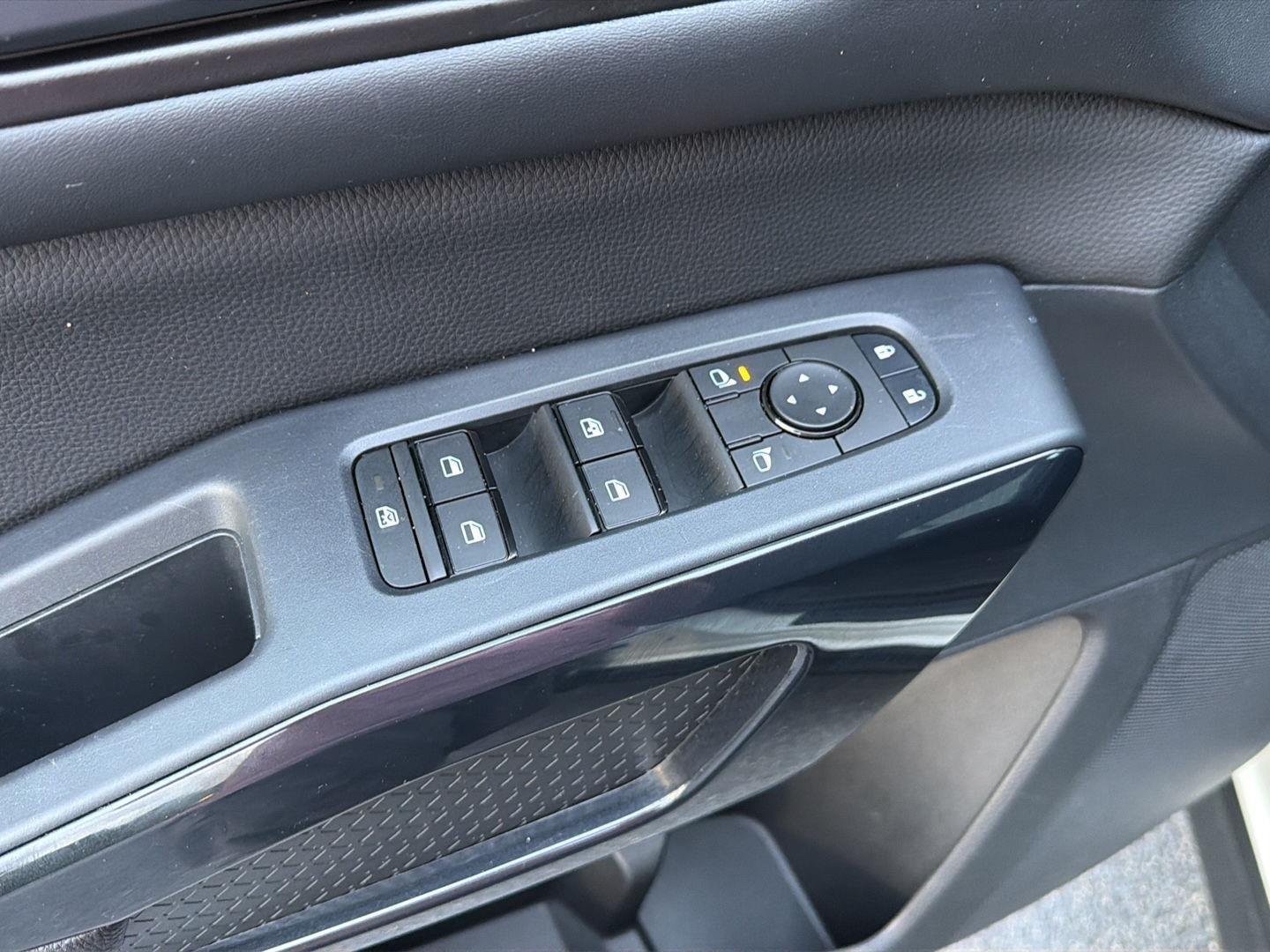 2025 Nissan Pathfinder SV - Photo 33