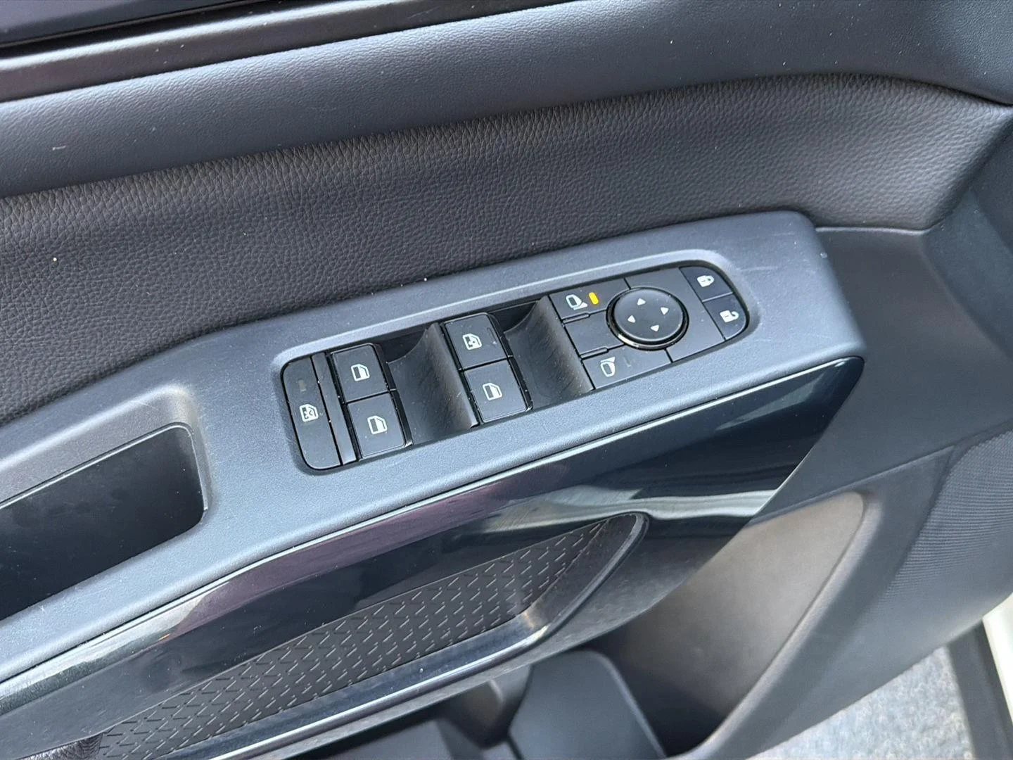 2025 Nissan Pathfinder SV - Photo 33