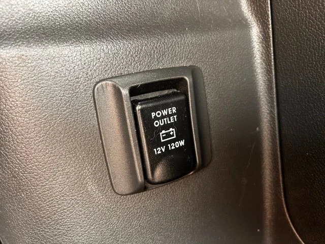 Used 2022  Mitsubishi  image 21