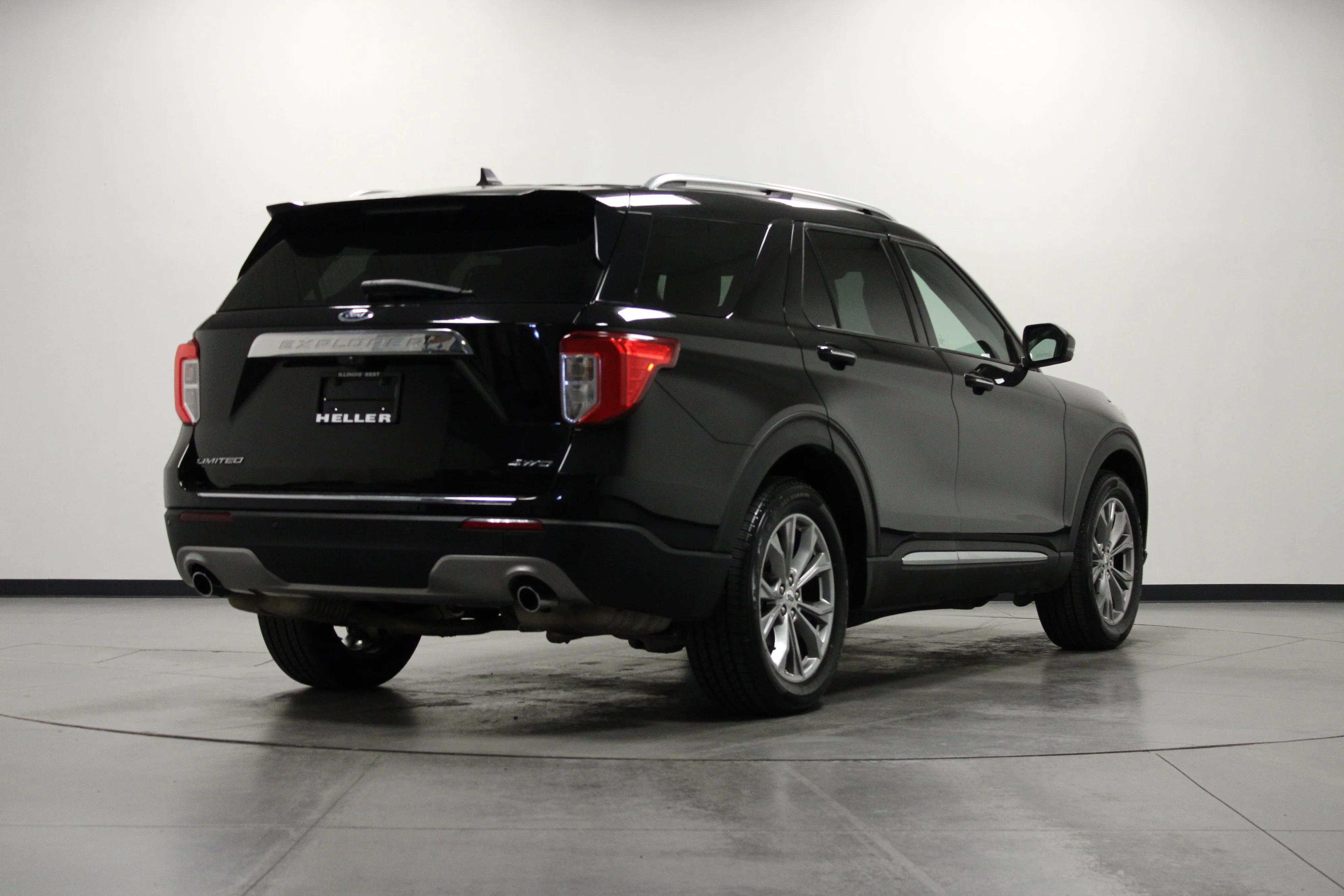 Used 2022 Black Metallic Ford Limited image 4