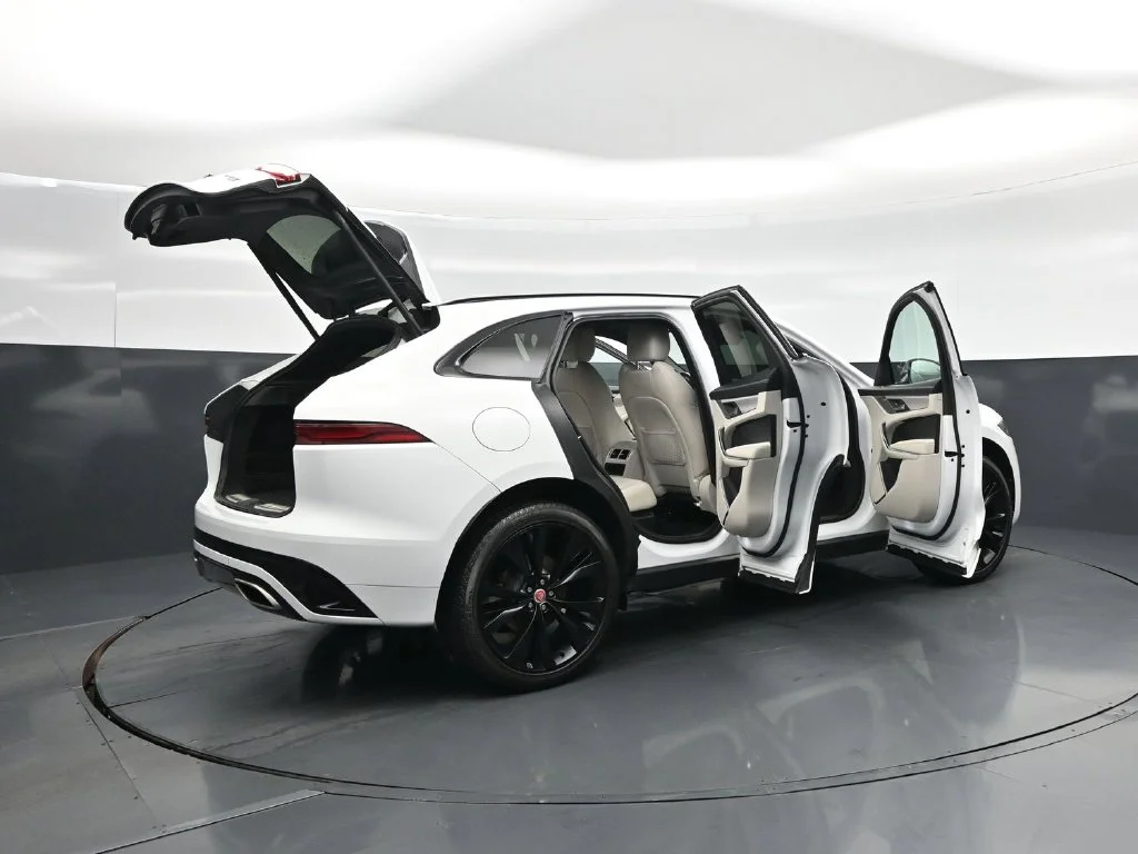 Used 2023  Jaguar P400 R-Dynamic S image 4