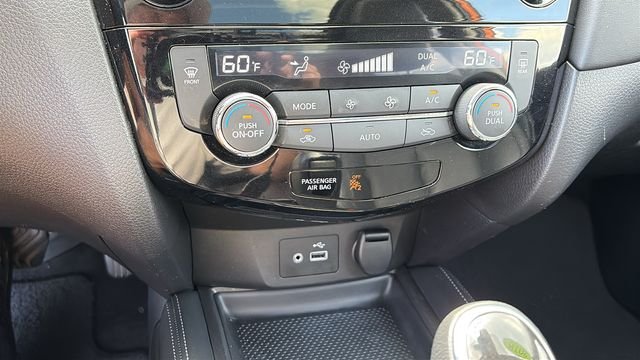 Used 2018 Orange Nissan SL image 19