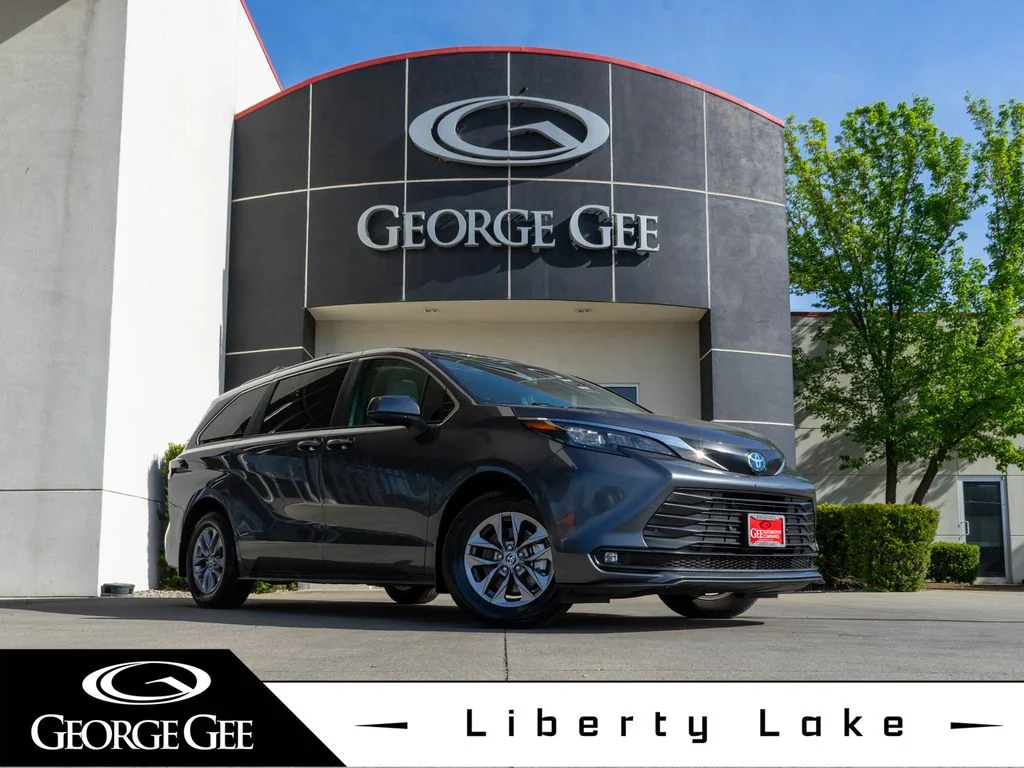 2025 Toyota Sienna XLE 7-Passenger Hybrid AWD's photo
