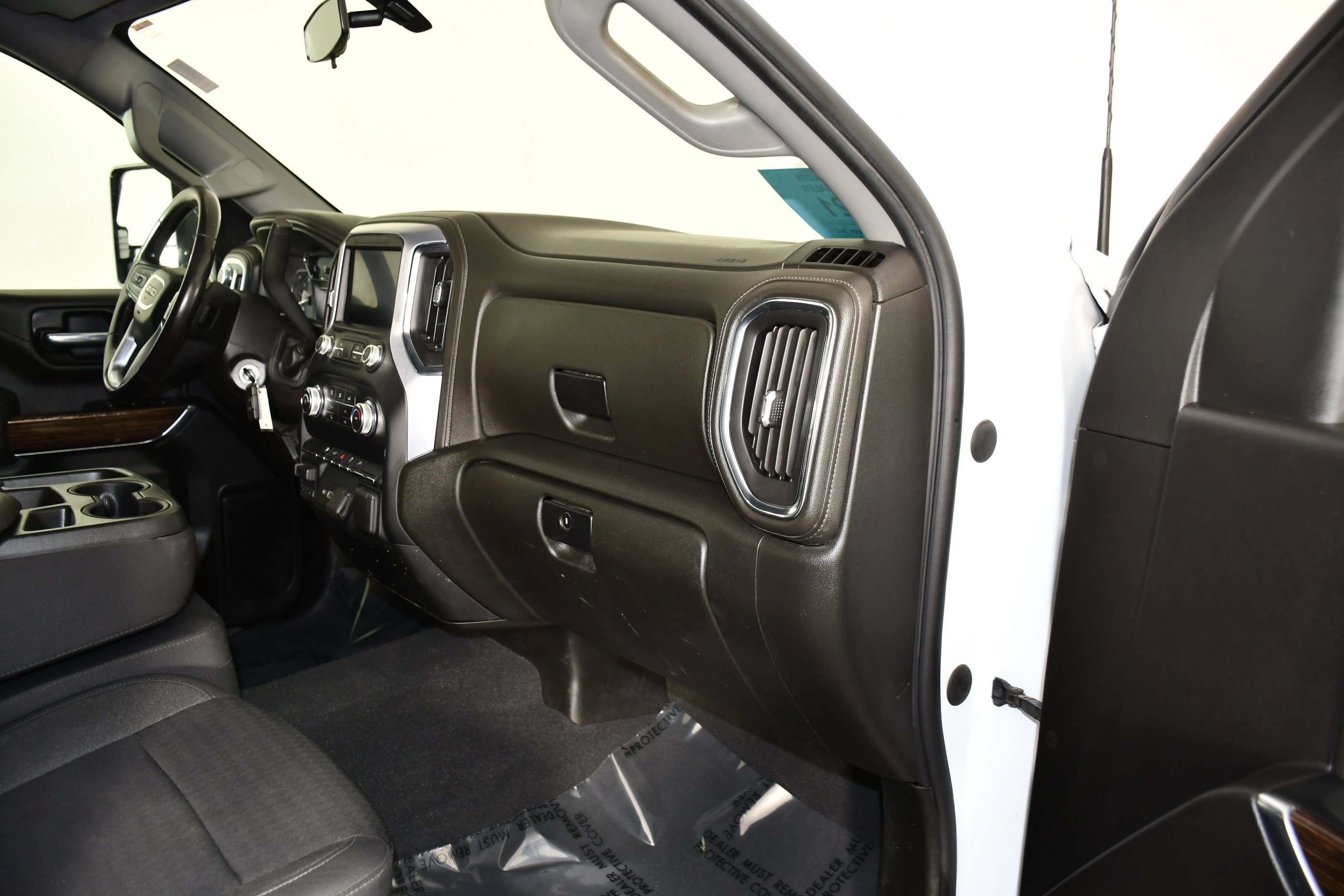 Used 2022 White GMC SLE image 45