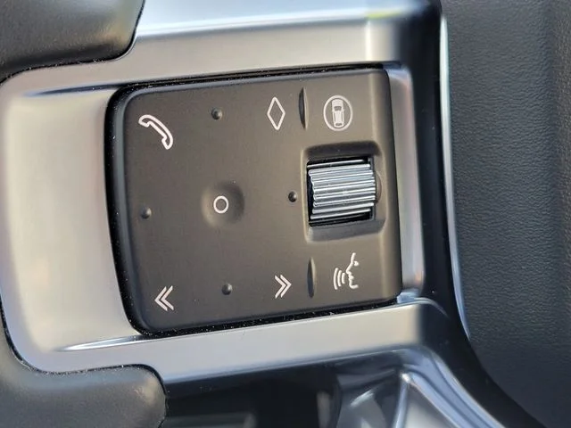 Used 2025 Fuji White Land Rover Dynamic SE image 32