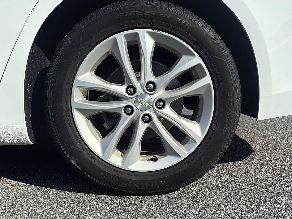Used 2017 Summit White Chevrolet LT image 11