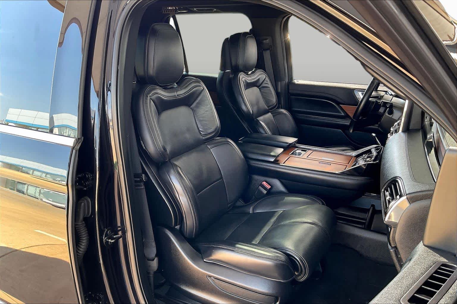 Used 2019 Infinite Black Metallic Lincoln Select image 8