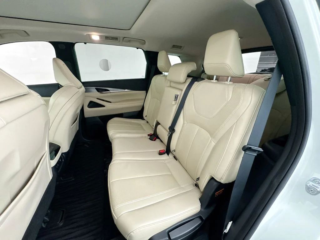 Used 2022 White INFINITI LUXE image 24