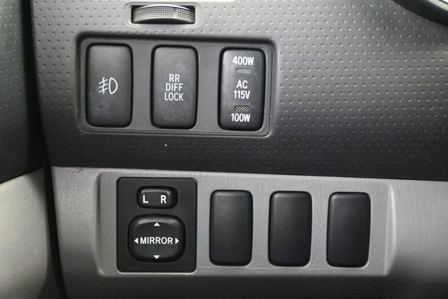 Used 2008 White Toyota Base image 24