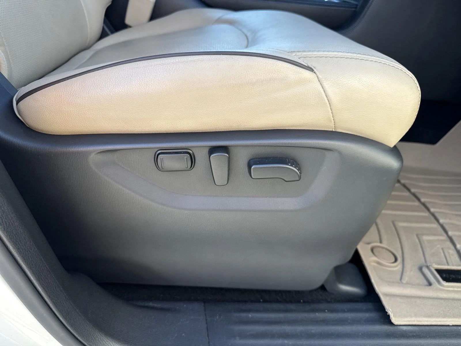 Used 2023 Aspen White Tricoat Nissan SL image 32