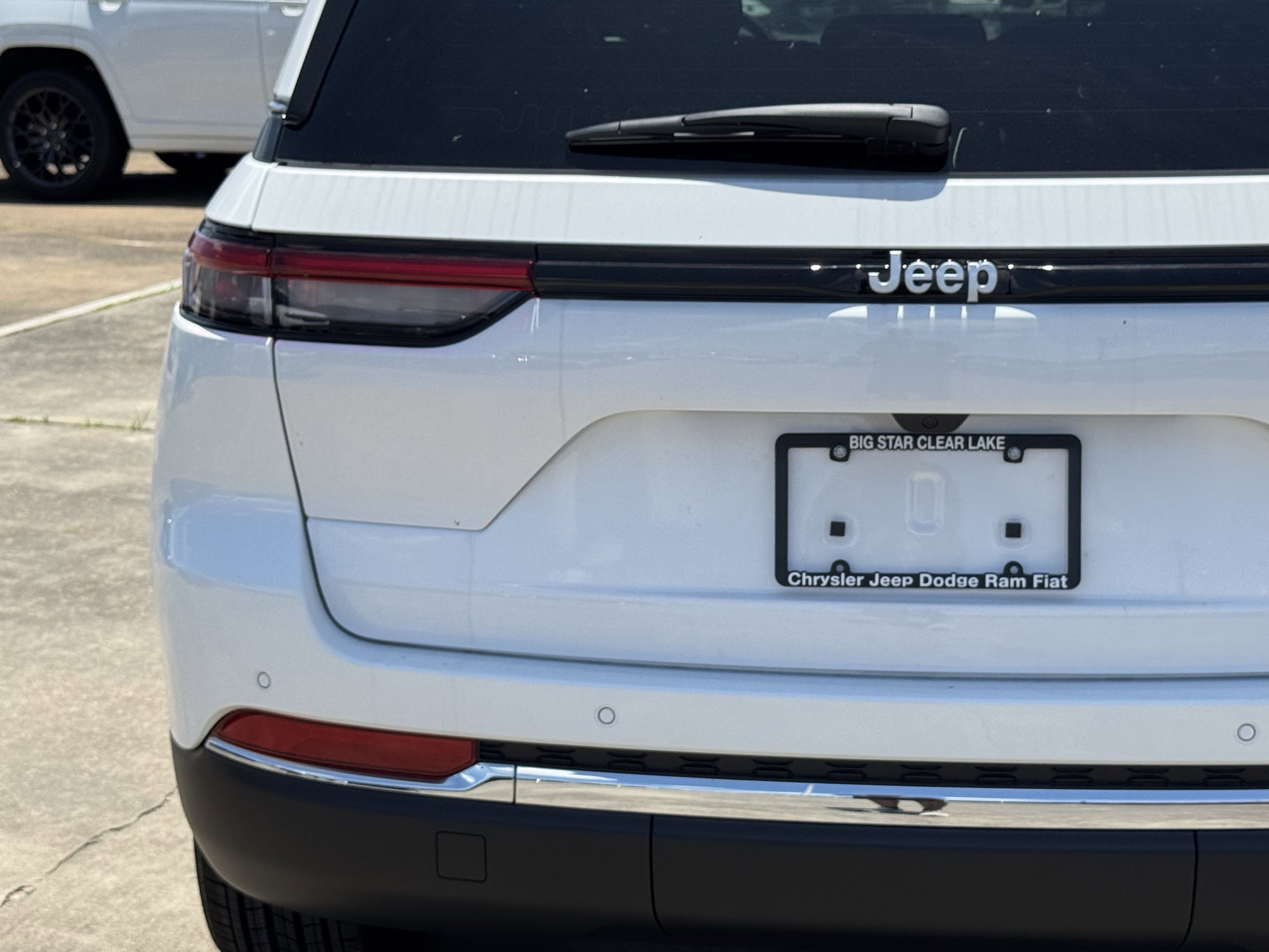 New 2026 Bright White Clear-Coat Exterior Paint Jeep Laredo image 10