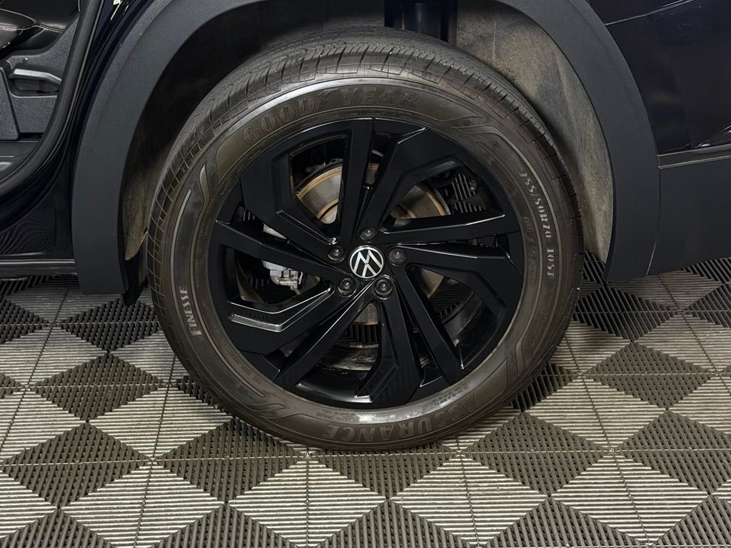 Used 2023 Black Volkswagen 3.6L V6 SE w/Technology image 10