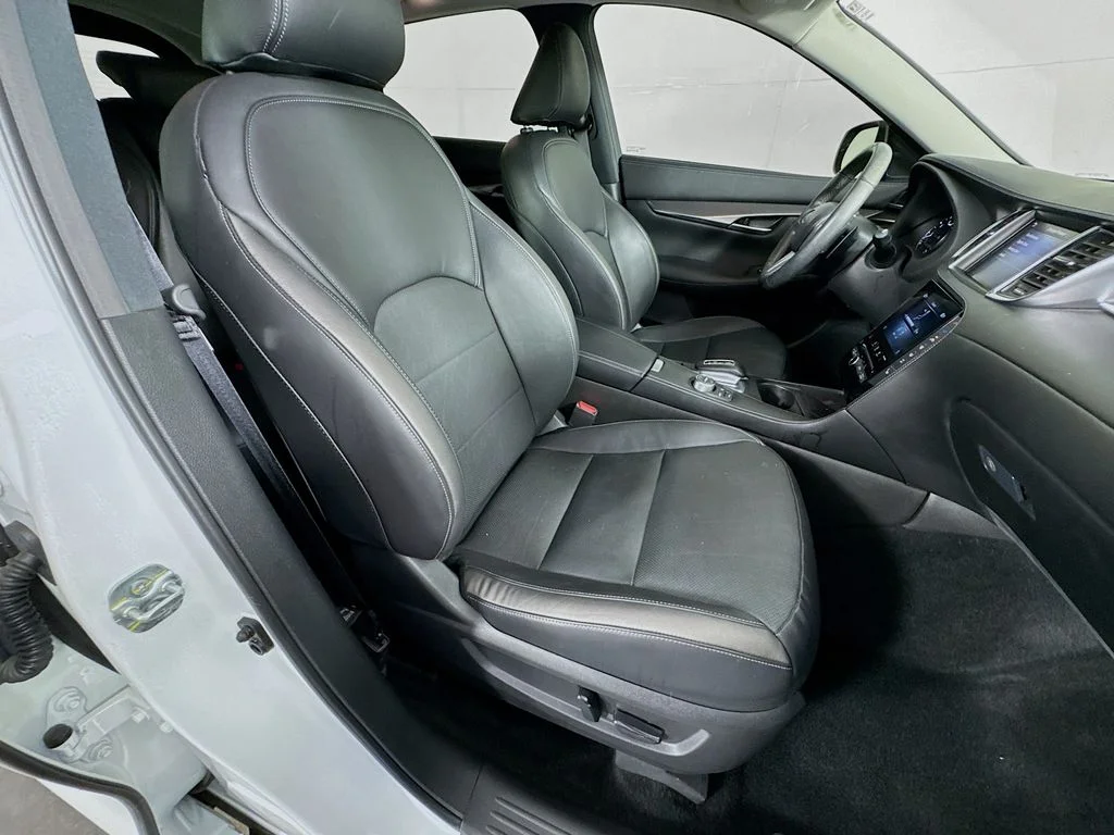 Certified Used 2023 White INFINITI LUXE image 38
