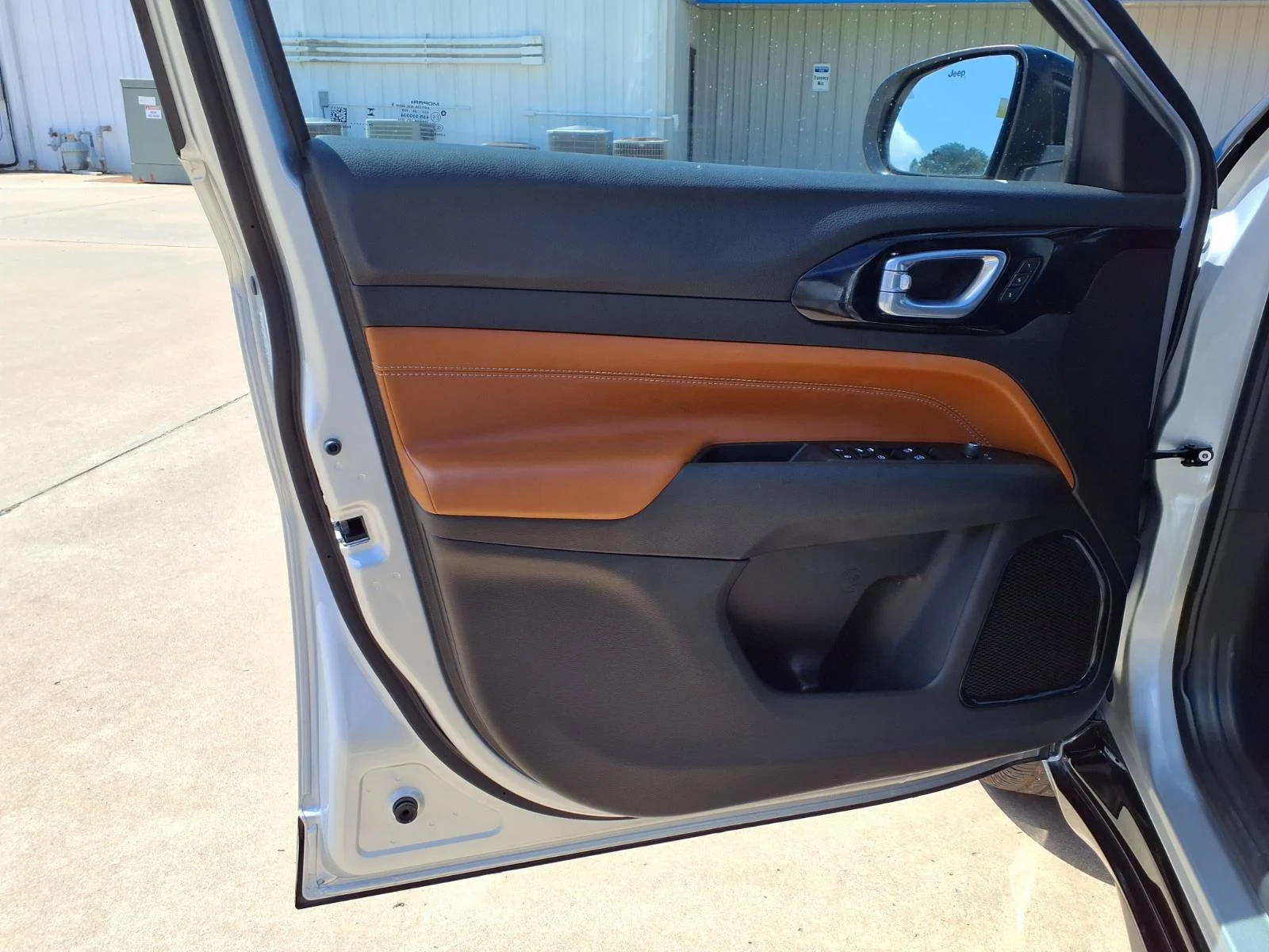 Used 2025 Silver Zynith Metallic Clearcoat Jeep Limited image 18