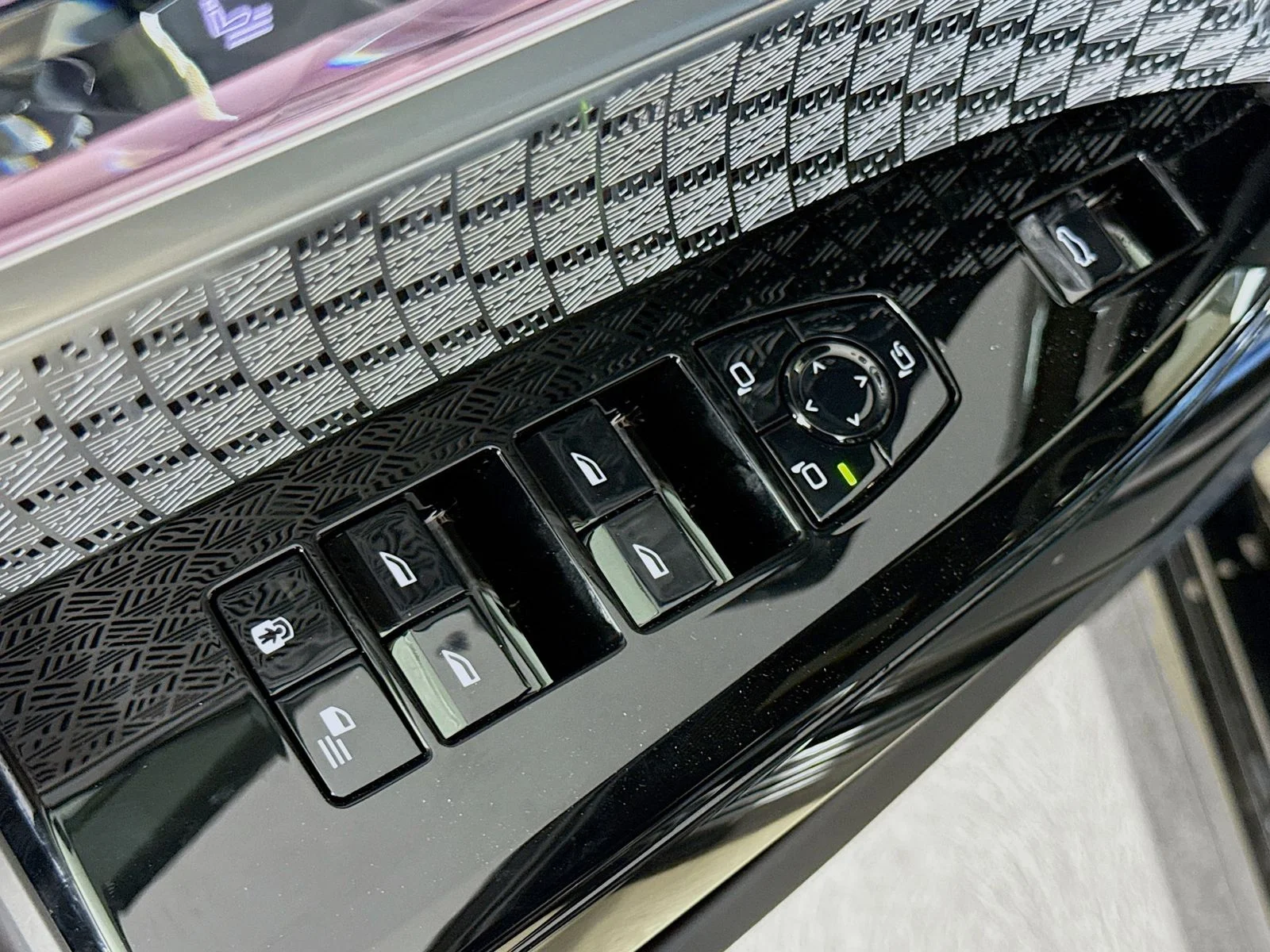 Used 2026 Black Sapphire Metallic BMW M70 image 18