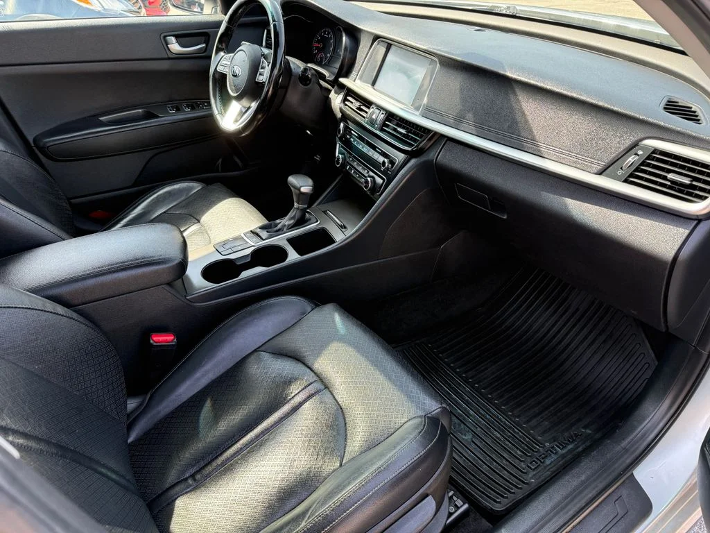 Used 2020 Silver Kia SE image 13