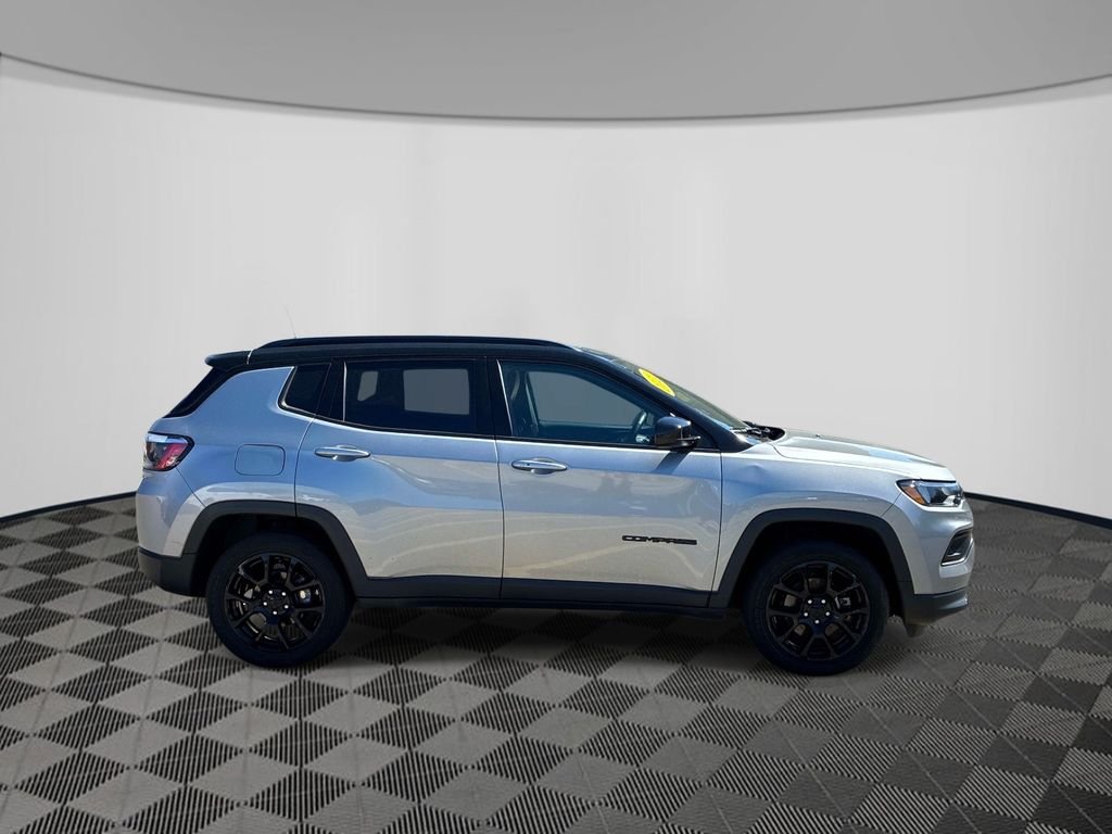 Used 2022 Silver Jeep Latitude image 8