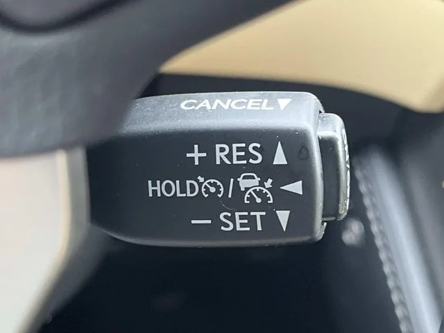 Used 2019 White Lexus 300h image 43