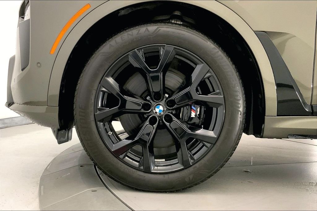 Used 2026 Manhattan Green Metallic BMW  image 8