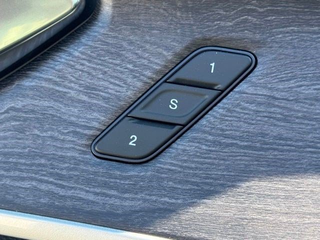New 2026 Diamond Black Crystal Pearl-Coat Exterior Paint Jeep Limited image 9