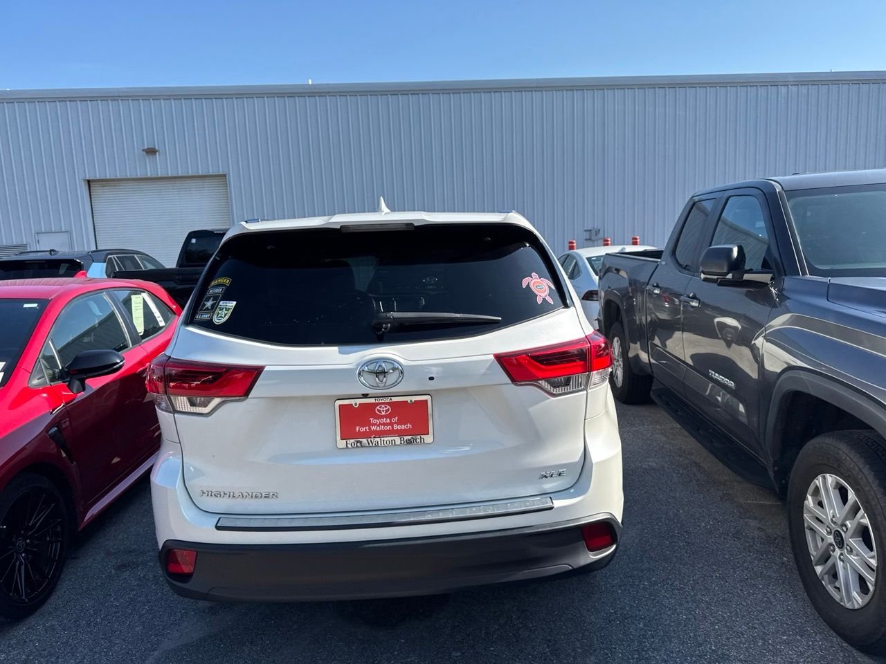 Used 2018 White Toyota XLE image 7
