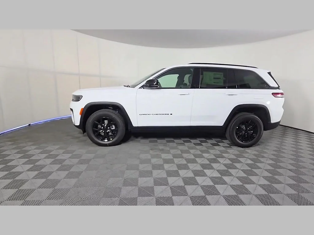 New 2026 Bright White Clear-Coat Exterior Paint Jeep Laredo Altitude image 32