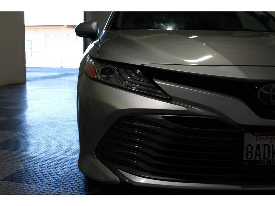 Used 2018 Silver Toyota XLE Sedan 4D image 14
