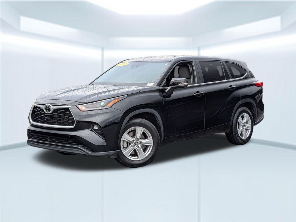 2023 Toyota Highlander LE FWD's photo