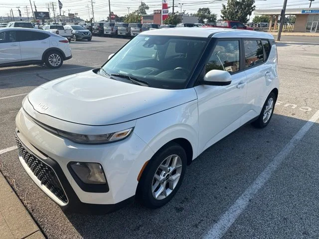 Used 2022 White Kia LX image 3