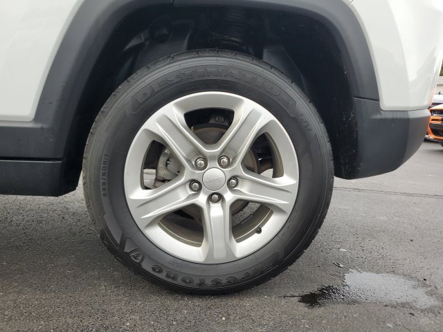 Used 2023 White Jeep Latitude image 9