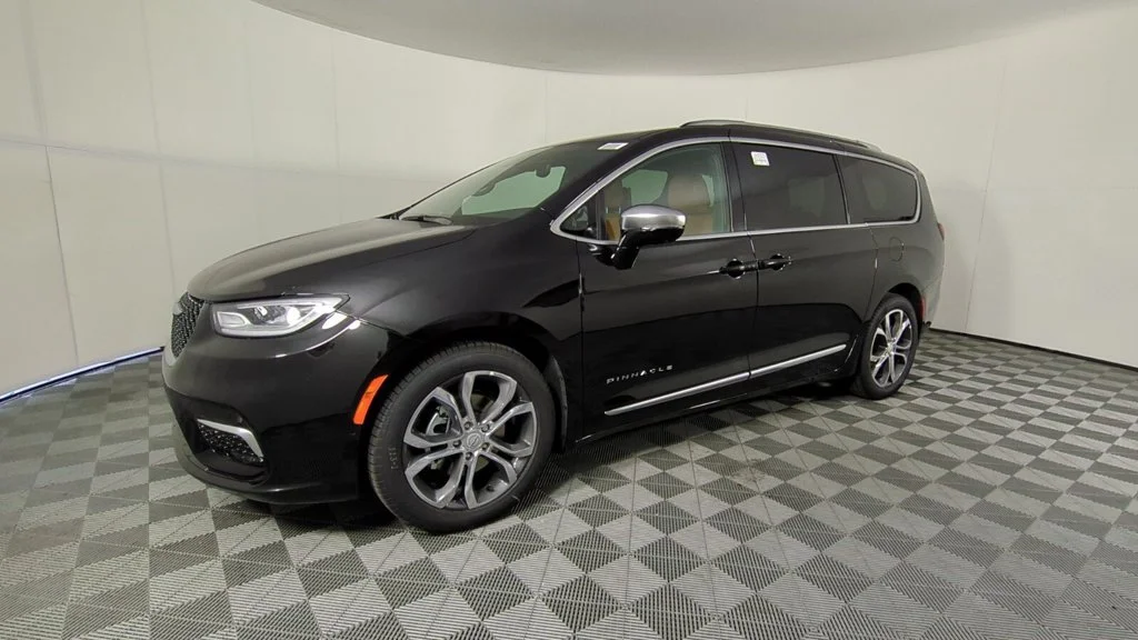 New 2026 Diamond Black Crystal Pearl-Coat Exterior Paint Chrysler Pinnacle image 9