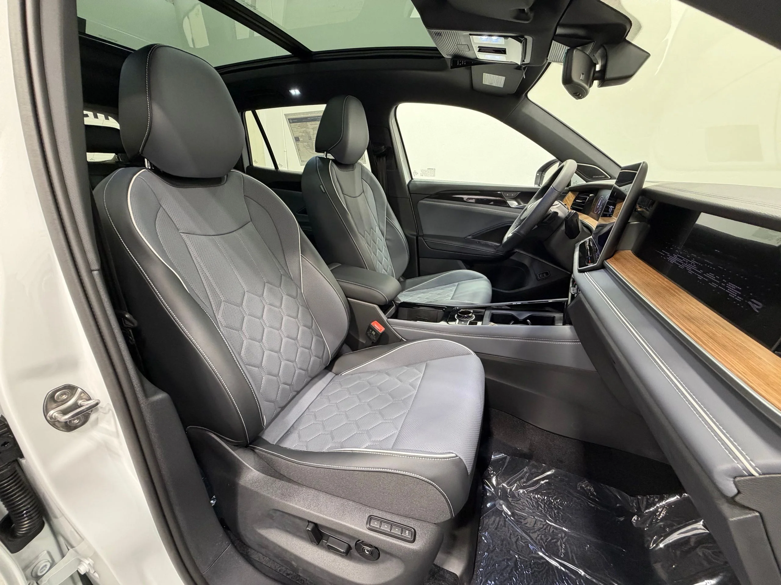 New 2026 White Volkswagen SEL R-Line Turbo image 32