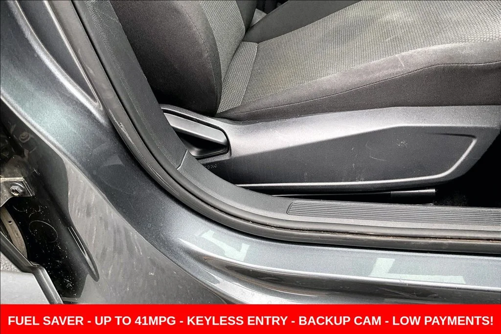 Used 2021 Gray Volkswagen 1.4T S image 32