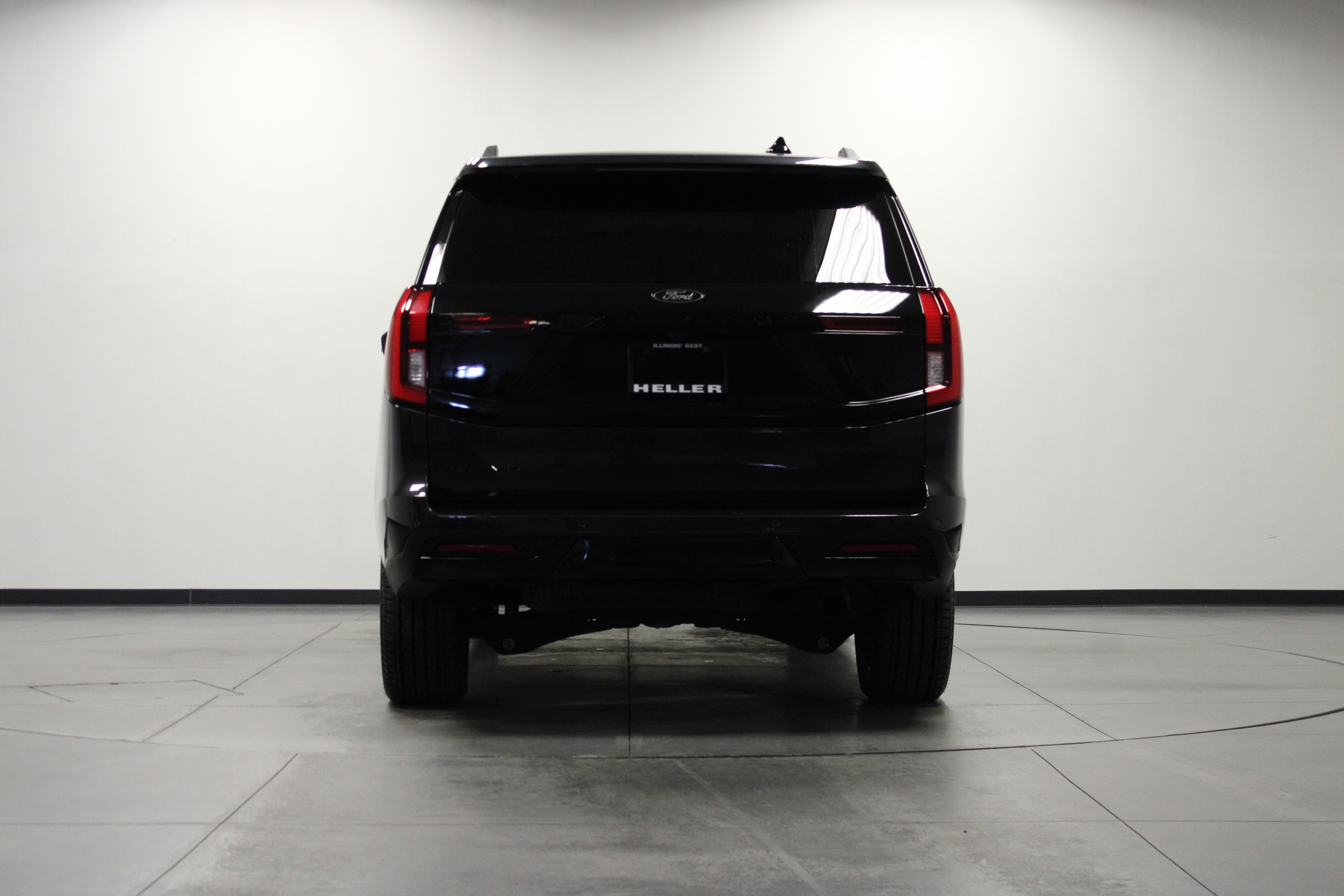 Used 2025 Gray Metallic Ford Platinum image 5
