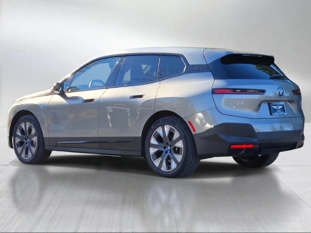 Used 2023 Oxide Gray Metallic BMW xDrive50 image 5
