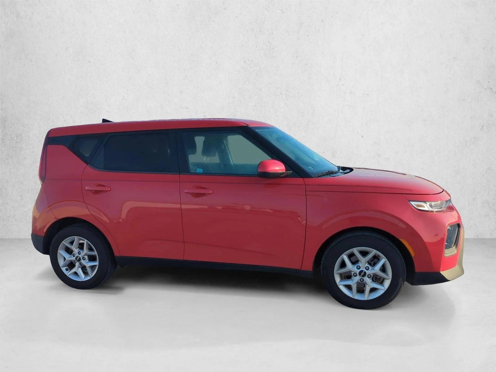 Used 2022 Inferno Red Kia LX image 5