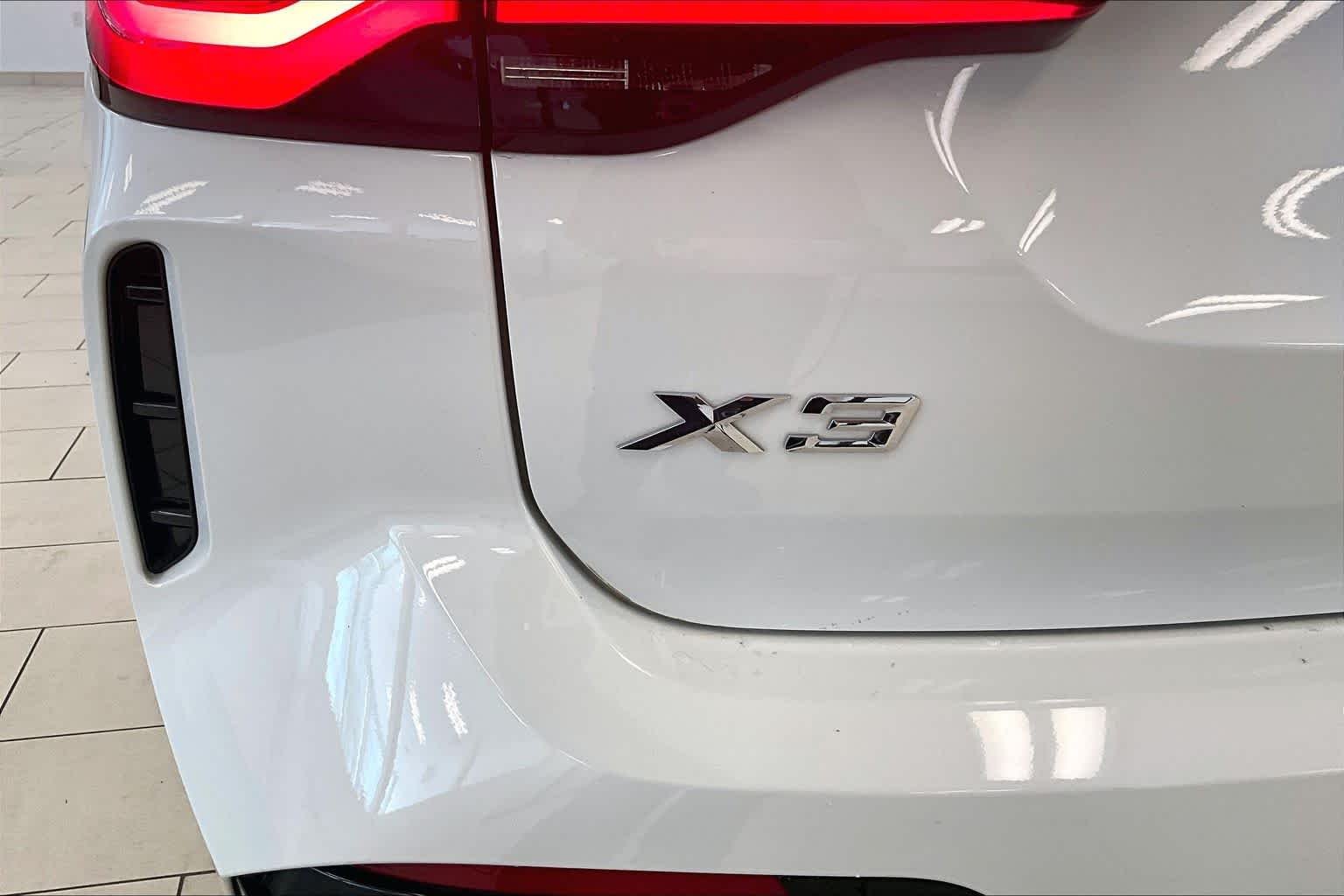 Used 2024 Alpine White BMW sDrive30i image 30