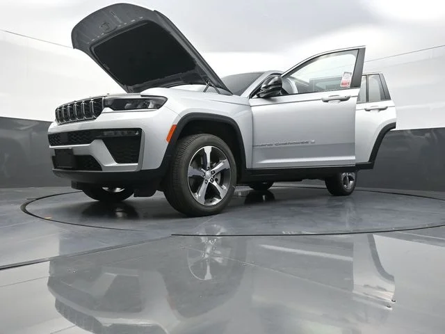 New 2026 Silver Zynith Exterior Paint Jeep Limited image 31