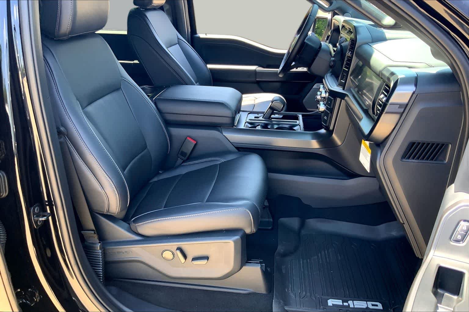 Used 2025 Agate Black Metallic Ford LARIAT image 16