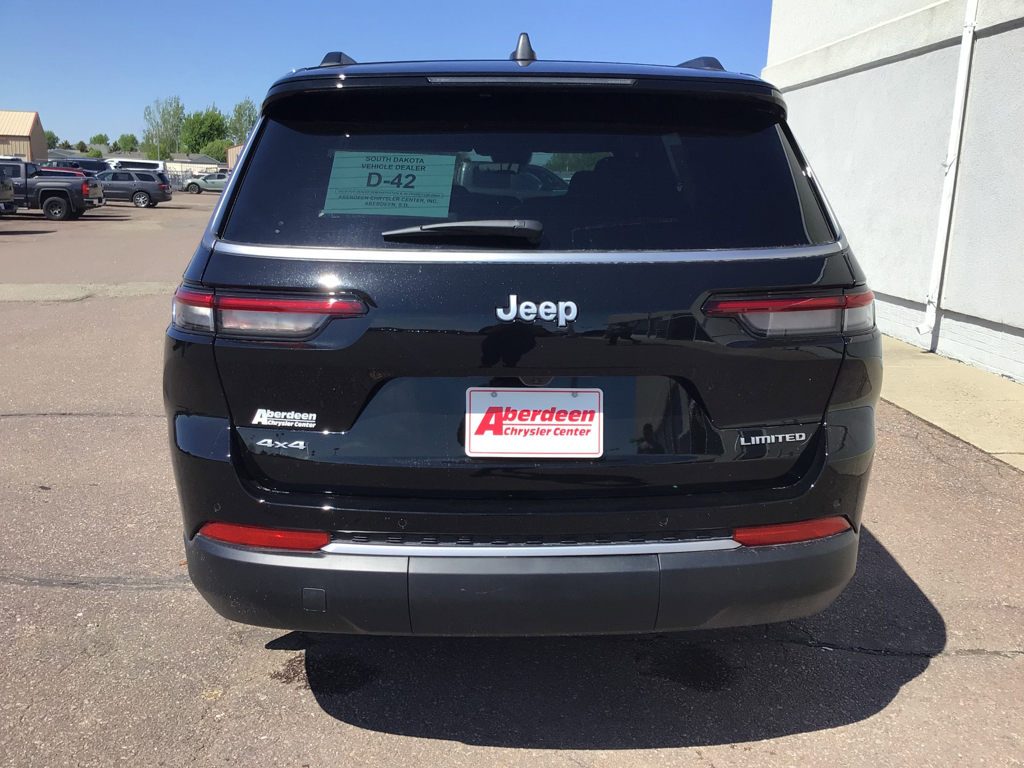 New 2026 Diamond Black Crystal Pearl-Coat Exterior Paint Jeep Limited image 9