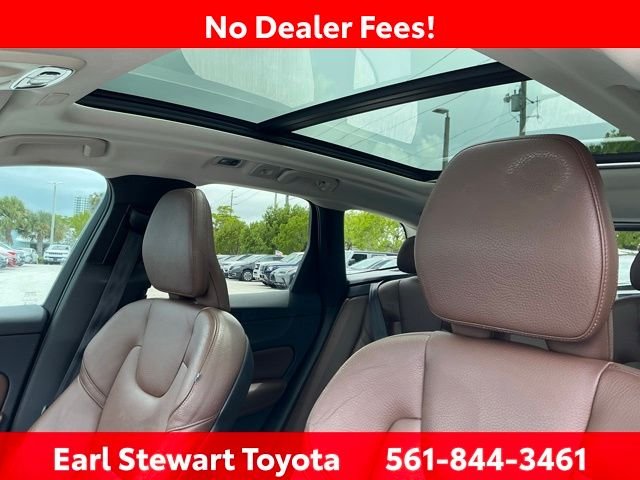 Used 2019 White Volvo T5 Momentum image 24