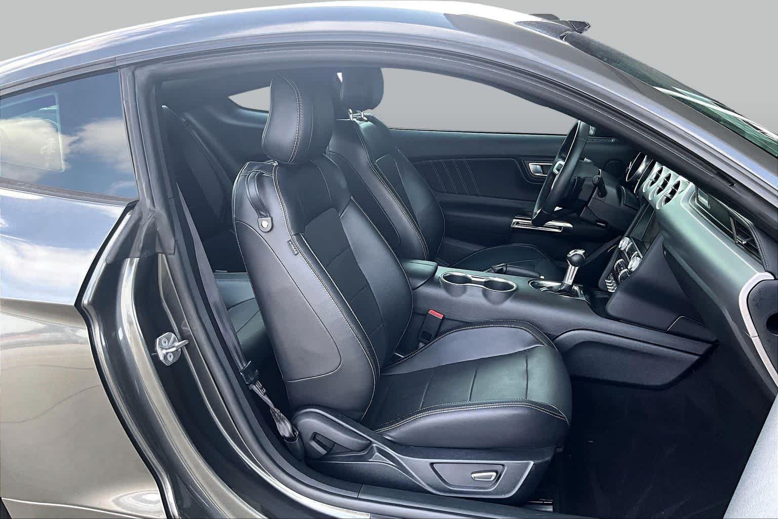 Used 2019 Magnetic Metallic Ford GT Premium image 9