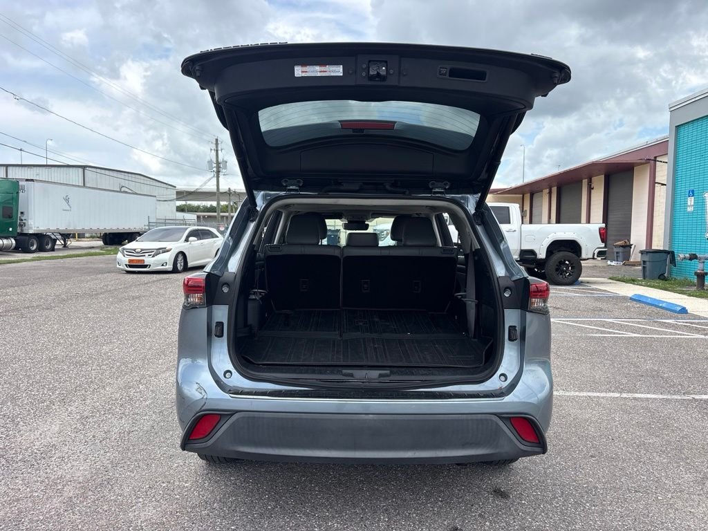 Used 2021  Toyota XLE image 11