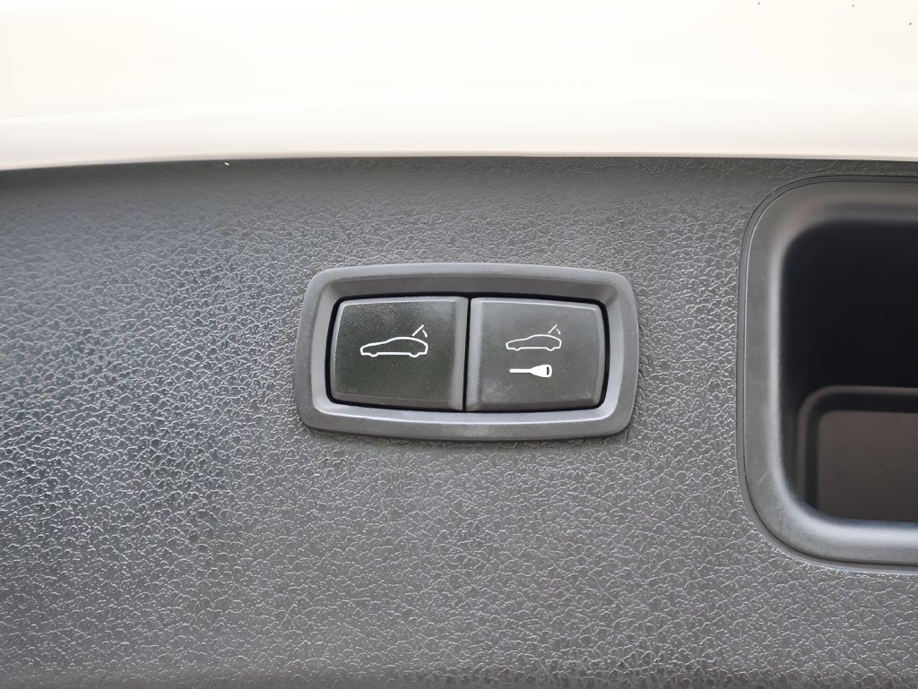 Used 2018 White Porsche Sport Edition image 18