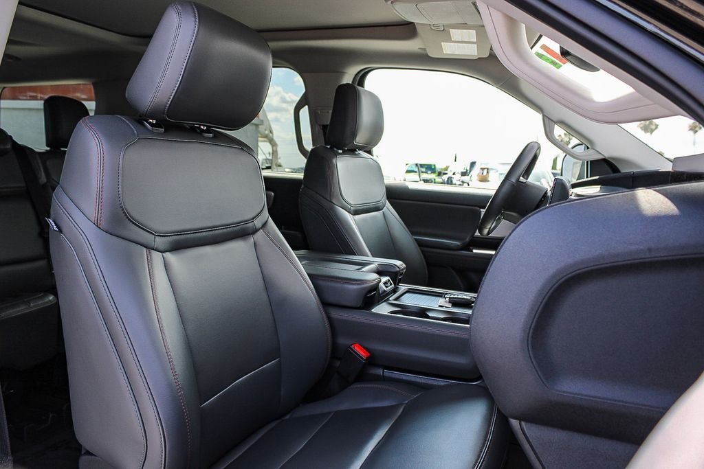 Used 2025 Black Metallic Ford Active image 17