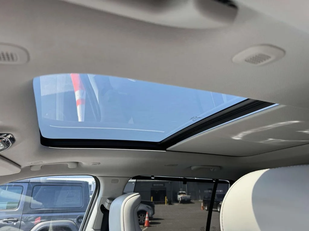 Used 2022 Silver Jeep Summit image 4