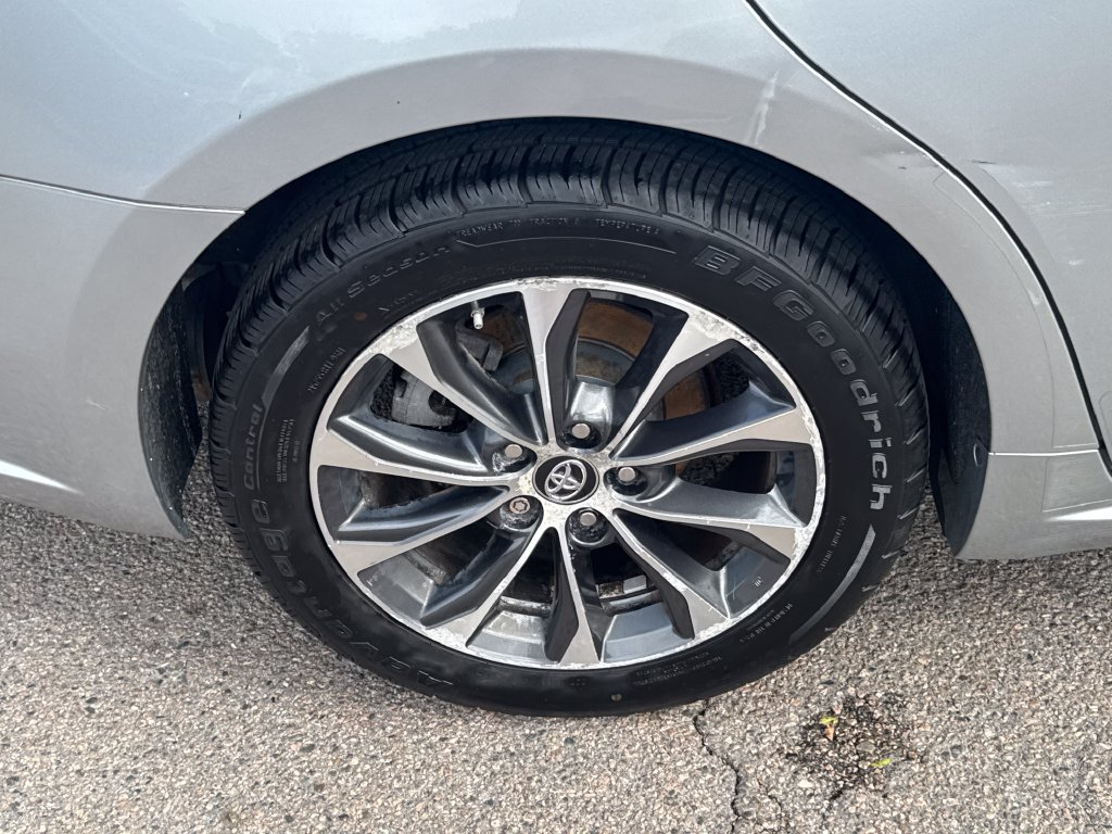 Used 2016 Silver Toyota XLE Premium image 43